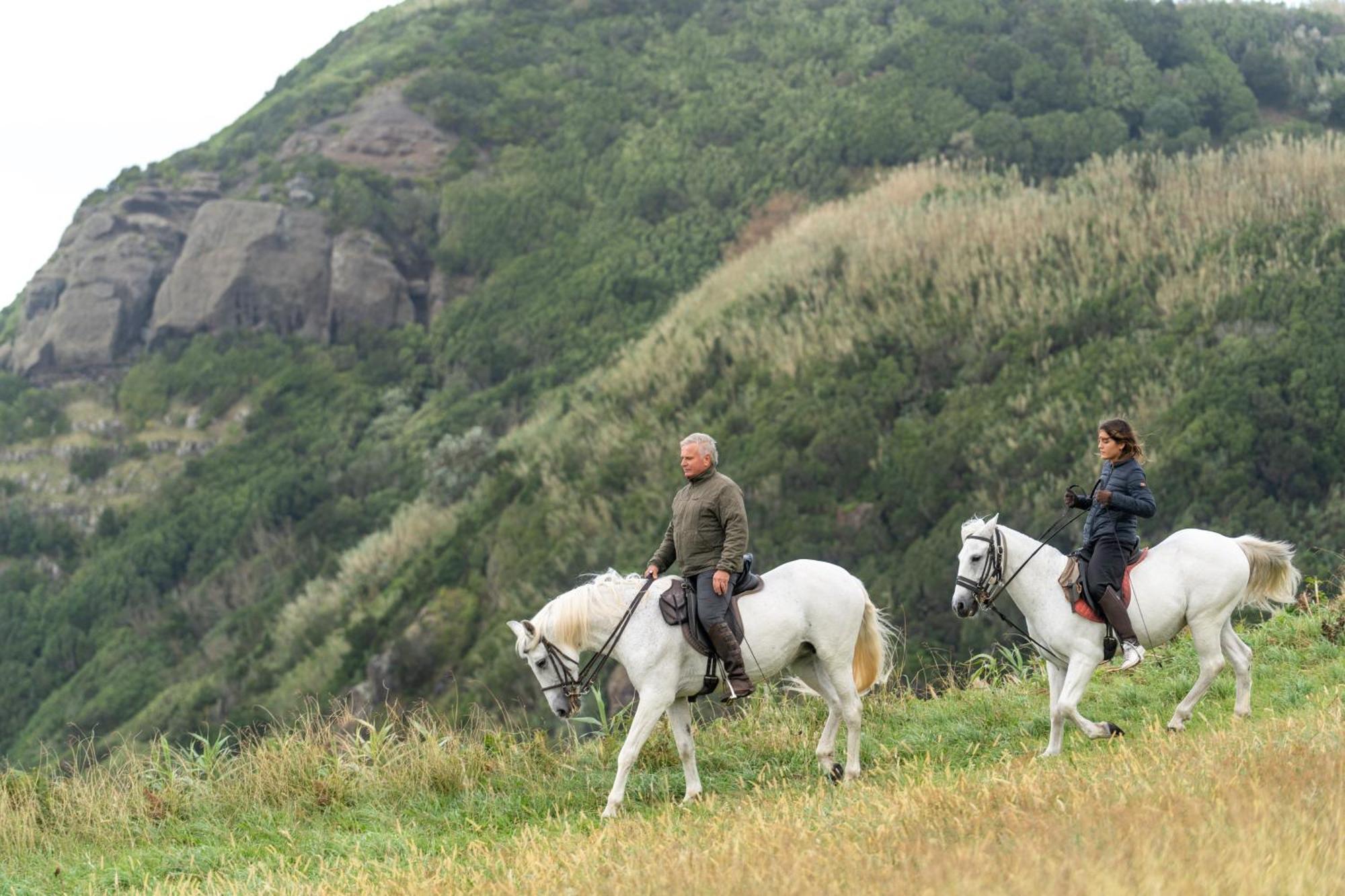 Sensi Azores Nature And Spa Ginetes Zewnętrze zdjęcie Horse riding in the park